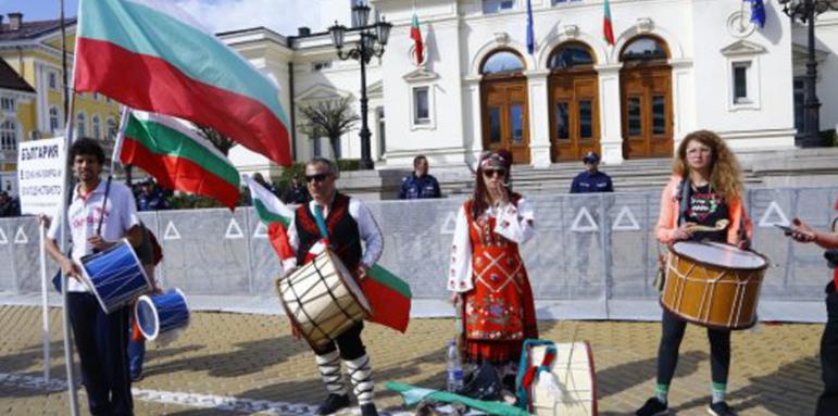 Голяма драма пред парламента. Два протеста